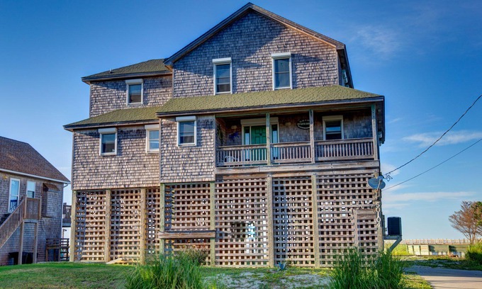 Brigands' Bay Maison | Fo'get About It, la maison de front de son Frisco NC