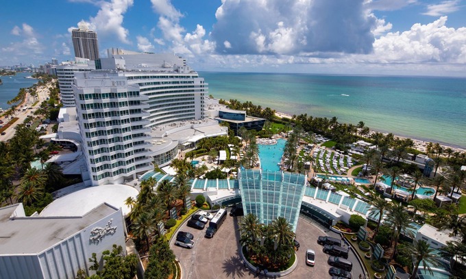 Seybold Maison | Fontainebleau Tresor Tower ll Private Ocean View Junior Suite