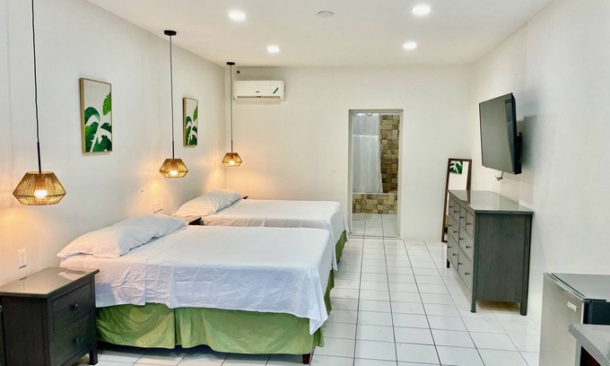 Montego Bay Hôtel | Footsteps to Beach, AC, Fast Wi-Fi, Hot Water