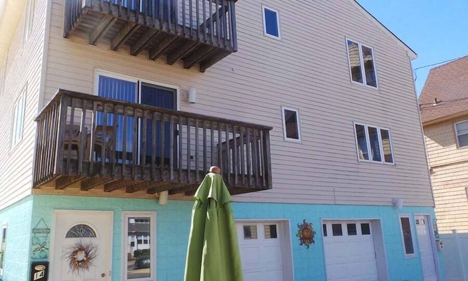 Point Pleasant Beach Maison | FOR14 | Townhouse across from it all, 2 balconies & great parking! by Shore Points Vacations