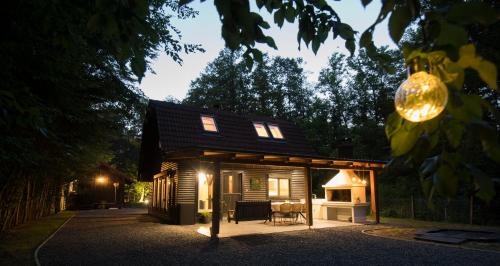 Nedelisce Maison | Forest Cabin Nest-Family Retreat for 7 with Sauna & Hot tub