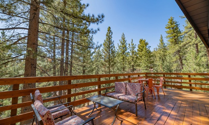 Fawnskin Maison | Forest Escape - Situated on the quiet side of the lake, nicely decorated contemporary cabin!