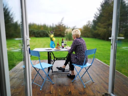 Loughinisland Appartement | Forest Path luxury Studio Apartment with large bedroom bathroom and sauna Sleeps up to 4
