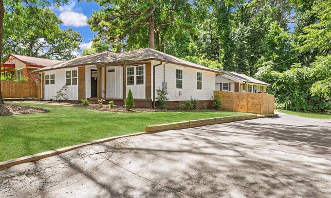 Atlanta Maison | Forest's Edge Hideaway - sleeps 16+, Mercedez Benz stadium, Aquarium, Six Flags
