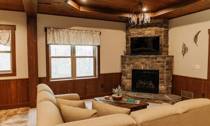 Dundee Cabine | Forest Stream Suite: Luxury Suite in Amish Country, Ohio