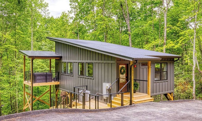 Wears Valley Cabine | Forest Treehouse W/Hot Tub, Games & Hammock Deck near Cades Cove in Townsend