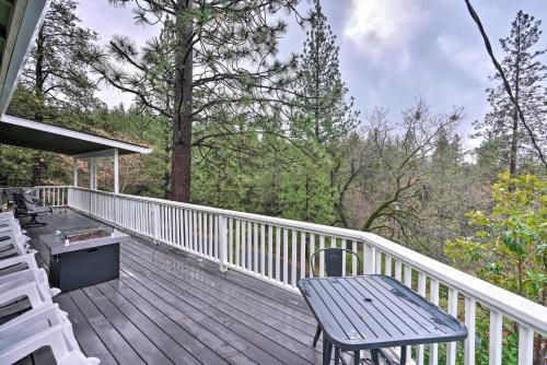 Pine Grove Maison | Forest-View Deck and Fire Pits Pine Grove Retreat!