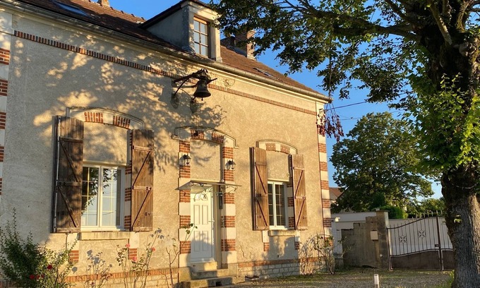 Saint-Cyr-les-Colons Maison | Ancienne école du hameau, maison avec 500m2 de terrain clos et sa piscine.