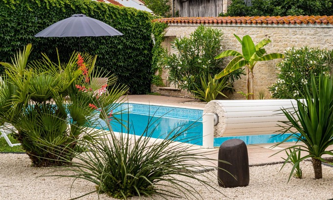 Arcais Maison | Ancienne maison maraîchine avec piscine et court de tennis