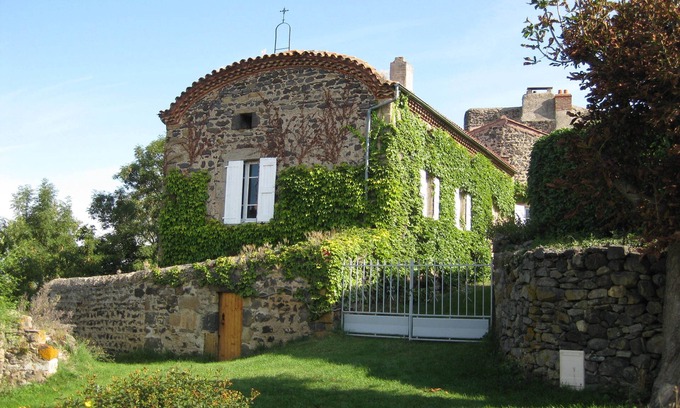 Chalus Maison | Ancien prieuré avec jardin, situé au-dessus du village