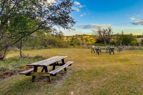 Fort Calhoun Appartement | Fort Calhoun Home with Screened Porch and Playground!
