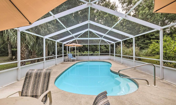 Fort White Cabine | NEW! Fort White Getaway w/ Pool + Mountain Bikes!