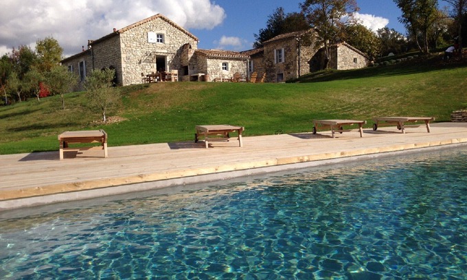 Montcuq Maison | Maison Forte, chambres, calme et vue en Quercy Blanc