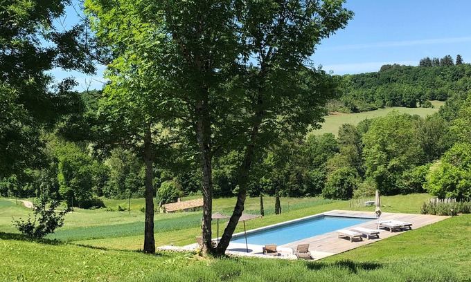 Montcuq Maison | Maison Forte, chambres, calme et vue en Quercy Blanc