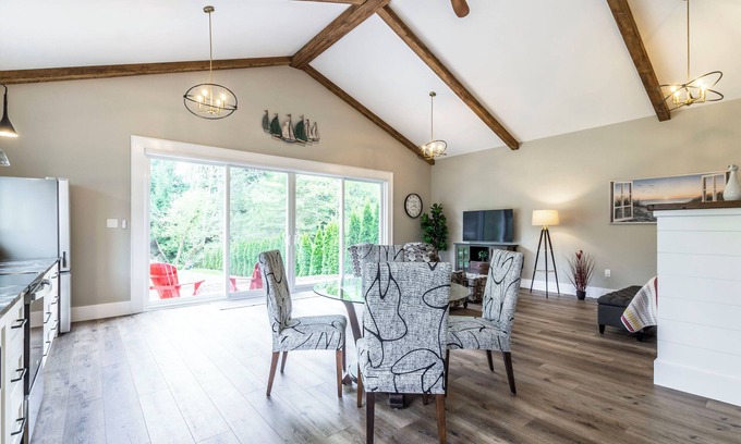 Normandale Maison | ForTwo guest house a place to relax, enjoy nature, beaches, trails, wineries.