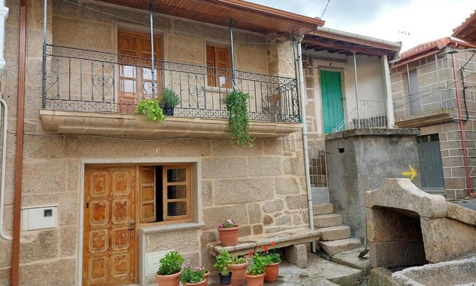 Vilar de Barrio Maison | fountain house