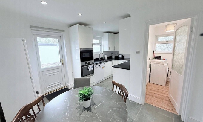 Heath Maison | Fountain House-Sleeps 5-Central Dagenham-Parking