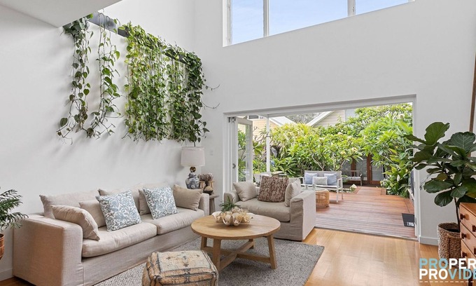 Manly Maison | Blue Plumeria - House in Manly