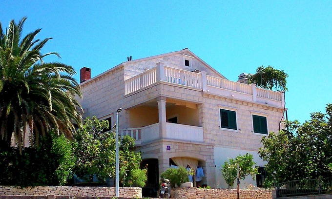 Sumartin Appartement | Appartement de quatre chambres avec la terrasse et la vue sur le mer Sumartin, Brac (A-11387-a)