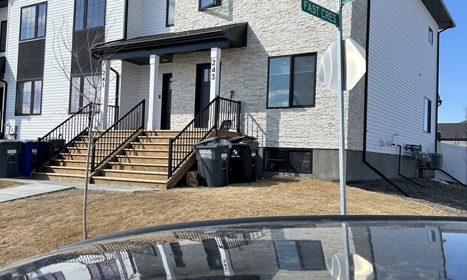 Saskatoon Maison | Four bedroom four bathroom townhouse with free parking for 4 vehicles.
