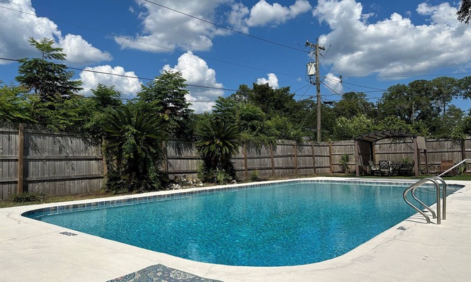 Gainesville Maison | Maison spacieuse avec piscine de 2 étages! Parfait pour se divertir et les animaux sont les bienvenus