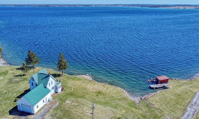 Howe Island Cottage | Four Season Waterfront Cottage - Private Escape | 3BR, 2BA | Howe Island