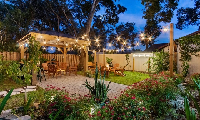 Isle of Palms Maison | Fox Hollow Peaceful Fruit Forest Getaway. Four bedrooms, two bathrooms