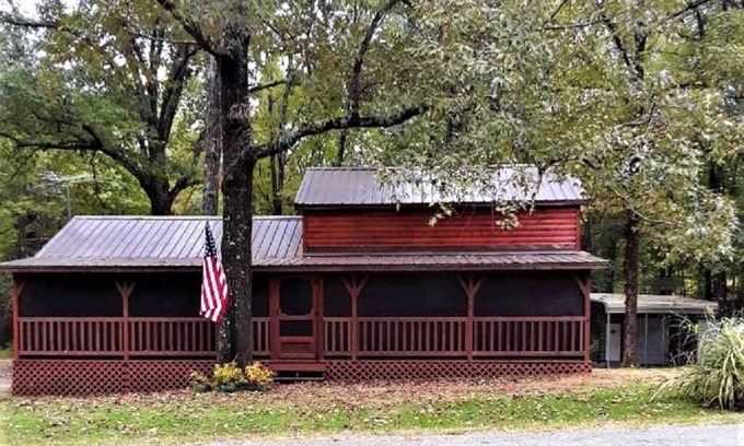 Coffeeville Cabine | Fox Hunting, Crappie Fishing Getaway