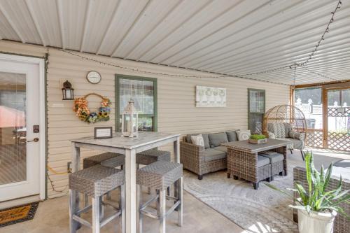 Troy Appartement | Foxes Den with Hot Tub, Pool Table and Fire Pit!