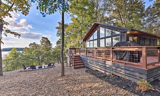 Rogers Cabine | 'Foxtail' Cabin Retreat: Steps to Beaver Lake!