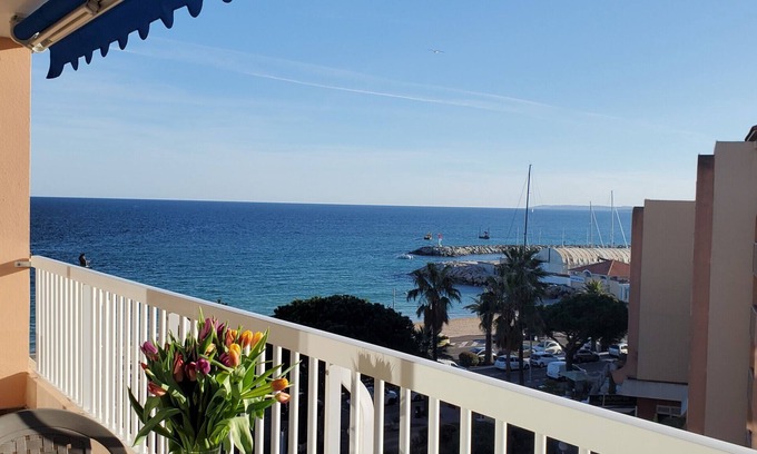 Frejus Plage Appartement | Fréjus-Plage, Vue mer, T2, 38m2, 4 personnes, refait à neuf, clim, magnifique