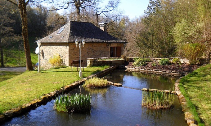 Camps-Saint-Mathurin-Leobazel Maison | Le Moulin de Marc, un gîte de caractère situé au cœur d'une charmante campagne.