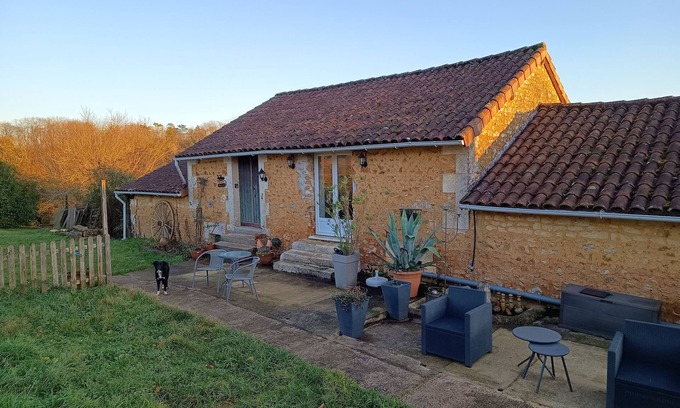 Javerlhac-et-la-Chapelle-St-Robert Cottage | J'oie' de vivre-gite confortable une chambre, intimité, vues, chiens acceptés.
