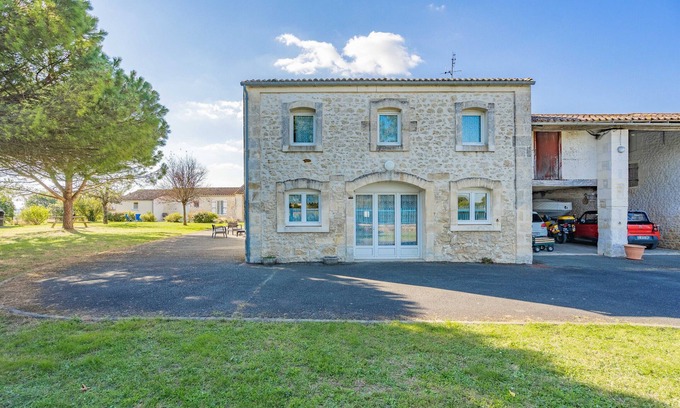 La Gripperie-Saint-Symphorien Maison | Maison 'Gite Aix Piscine Intérieure' avec jardin partagé et Wi-Fi