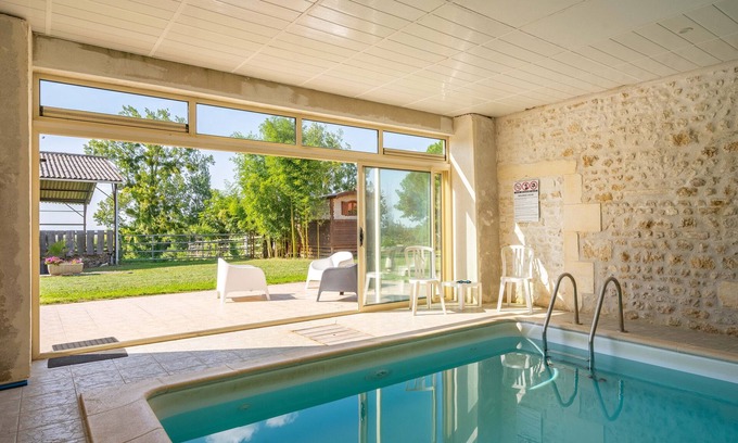 La Gripperie-Saint-Symphorien Maison | Petite maison 'Gite De Groupe Piscine Intérieur' avec terrasse privée, jardin privé et Wi-Fi