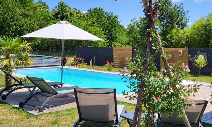 La Gripperie-Saint-Symphorien Appartement | STUDIO WITH SWIMMING POOL, FREE PARKING