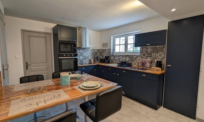La Rochefoucauld Cottage | Gîte lumineux avec jardin privatif, proche Château de La Rochefoucauld, équipements bébé et vélos inclus