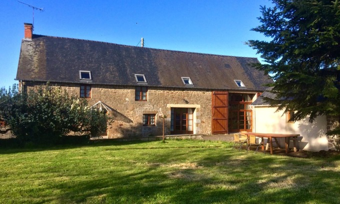Saint-Georges-de-Reintembault Maison | Ancienne grange rénovée avec goût, parfaite pour des vacances tranquilles en famille