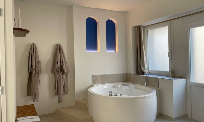 Saint-Georges-de-Reintembault Maison | Cosy Mediterranean-style spa and cinema 25 minutes from Mont-Saint-Michel