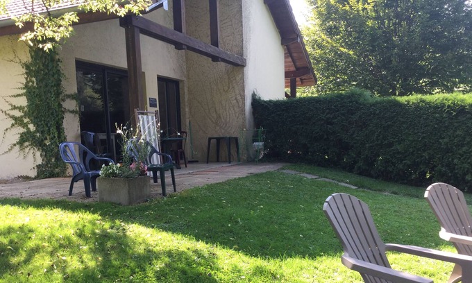 Nans-sous-Sainte-Anne Cottage | Le repos et la pêche pour ce gîte confortable en bord de rivière dans la verdure