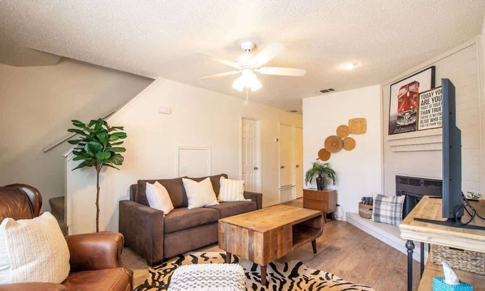 Lubbock Maison | Frankford Townhomes "C" - Central/Garage/Sleeps 4