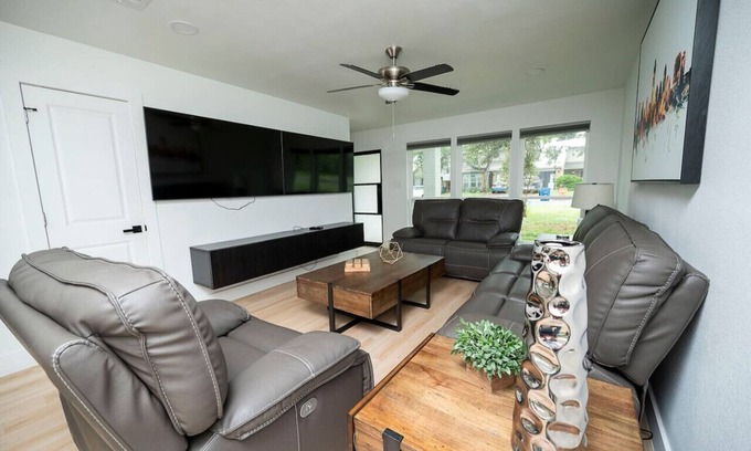 East Oak Hill Maison | Free $100 I 4 King BD I 4 Priv Bath I Duplex I Pet