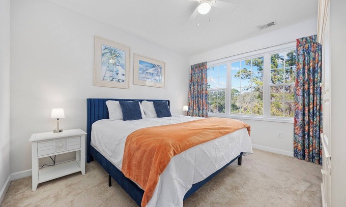 North Myrtle Beach Copropriété | Free Beach Shuttle, Pool, Pickleball Court! King Bed, Parking, Resort Activities