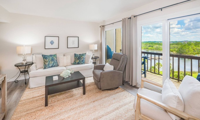 Sunnyside Copropriété | FREE Beach Service! Gulf-front 2BR/2.5ba, 2 kings & bunks. Perfect for 30A & PCB