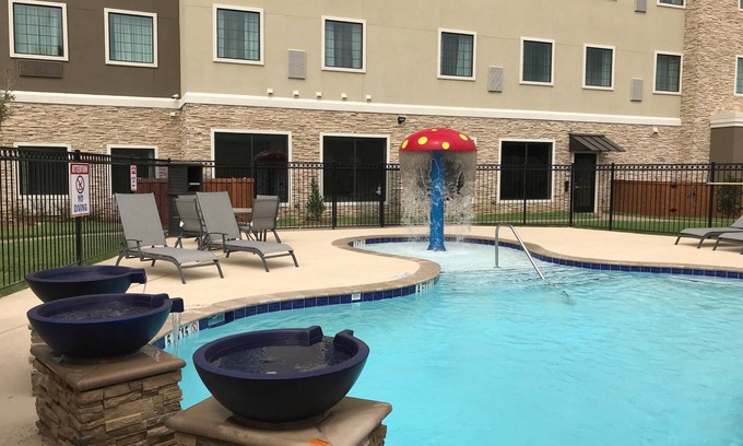 The Colony Appartement | Piscine extérieure + Wi-Fi gratuit, petit-déjeuner gratuit | Suite accessible aux malentendants