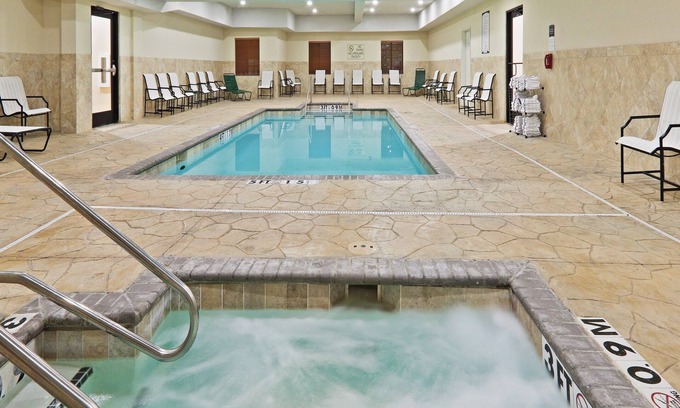 Central Oklahoma City Copropriété | Petit déjeuner gratuit + piscine d'eau salée chauffée + bain à remous | Centre d'affaires ouvert 24h / 24