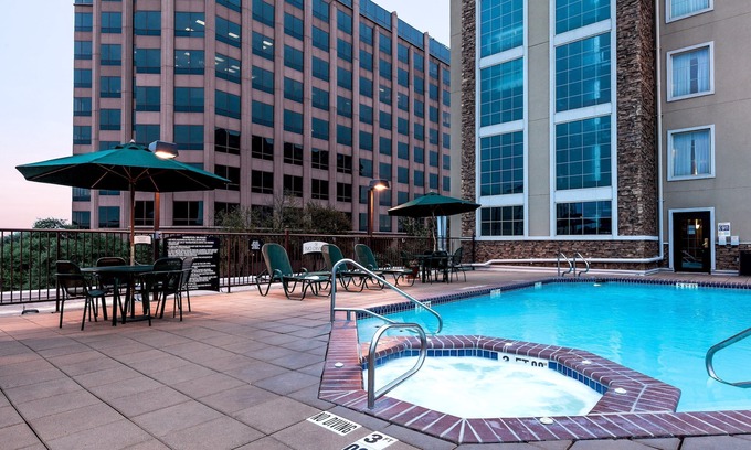 Shearer Hills - Ridgeview Copropriété | Petit déjeuner gratuit + piscine extérieure | Suite avec douche accessible en fauteuil roulant à seulement 15 minutes du Riverwalk!