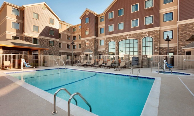 Midland Copropriété | Petit déjeuner gratuit. Piscine et bain à remous. Près des nouveaux campus Chevron et Oxy!