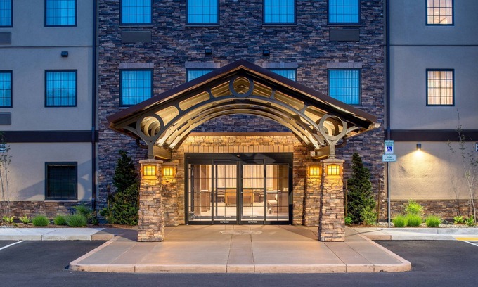 Hillsboro Appartement | Free Breakfast. Pool. Gym. Great for Business Travelers!