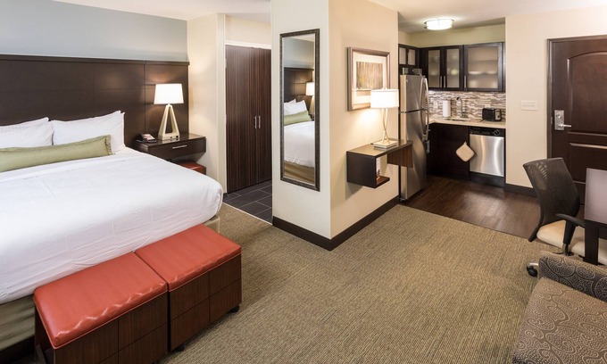 West Omaha Appartement | Free Breakfast. Pool. Great for Business Travelers!
